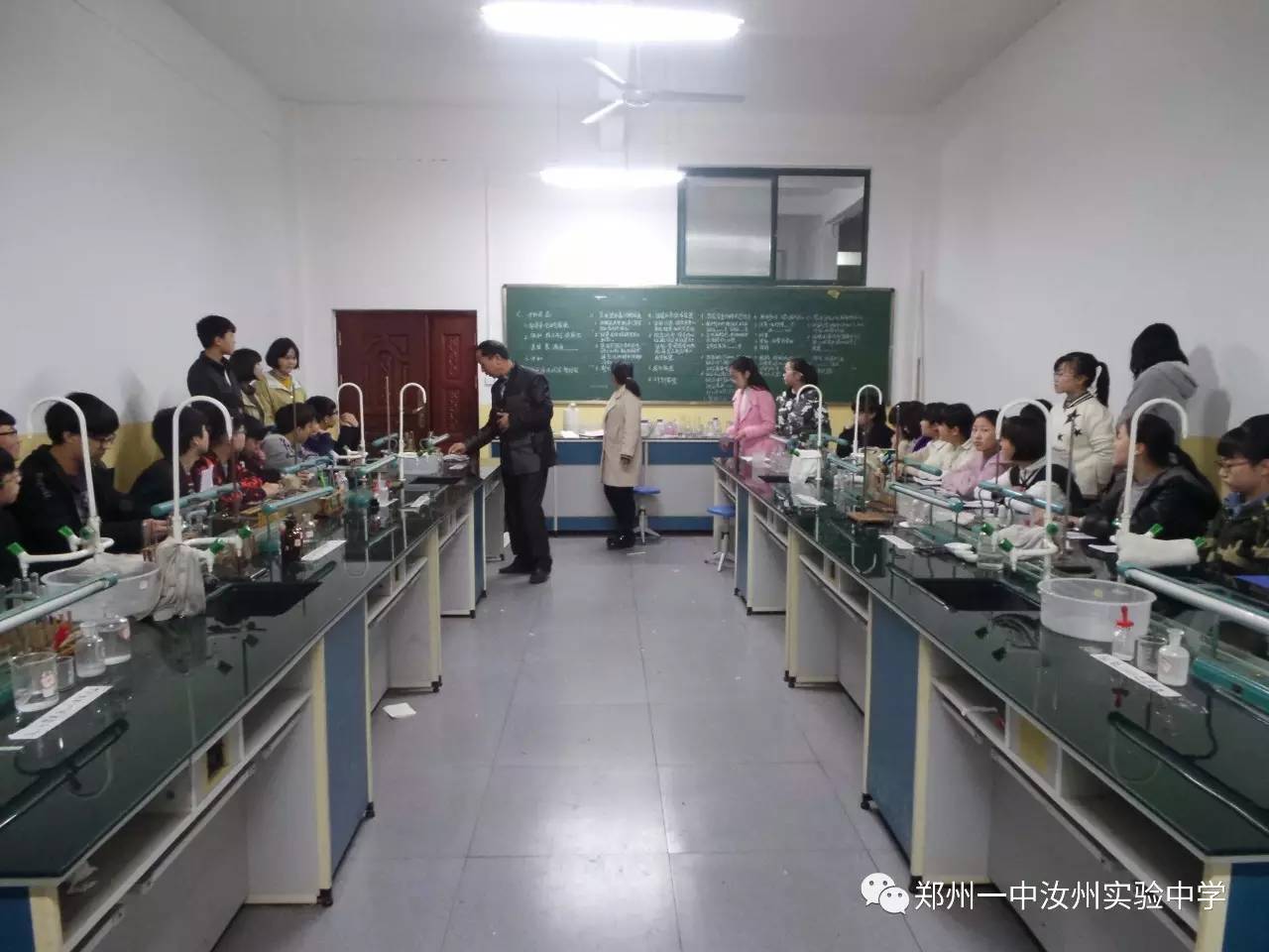 蓄势待发 郑州一中汝州实验中学九年级理化生实验全面展开，医药教学器材赋能综合素质教育